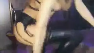 امرأة داكنة البشرة مغرية تتعمد الإثارة في فستان وكعب قبل مشهد إباحي صريح