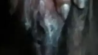 فتاة ممتلئة تستخدم الخضروات للمتعة تؤدي إلى الإشباع طوال اليوم