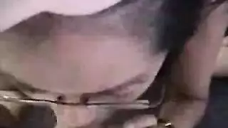 سمراء مثارة ذات حلمات مثقوبة تُنقل بين الرجال لجنس جماعي صريح