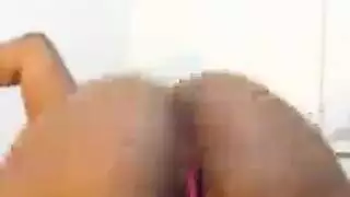 سمراء ذات ثدي طبيعي كبير تمارس جنس جامح في الخارج مع صديقتها