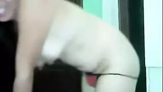  هاوية شابة تحلق كسها ثم تركب بقوة في غرفة نومها