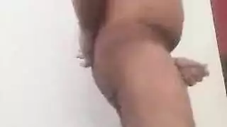 رجل متزوج يمارس الجنس مع مجرفة ابنته العاهرة ، بينما كانت والدتها خارج المدينة