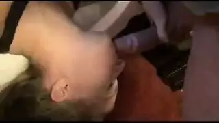 لعبة ذات طرفين تملأ ألمانية ترتدي نظارات على أريكة غرفة المعيشة