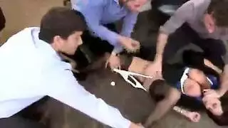 عقوبة مكتبية صريحة: نيك جماعي للمديرة