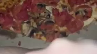 لعب طعام صريح: بيتزا وآيس كريم يخنقان فرج مراهقة