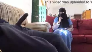 الجميلة التركية تبتل لقضيب صديق زوجها الأسود الهائل