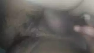 مراهقة شابة تتحمل ثلاثة أعضاء ذكورية في مغامرة جنسية رباعية صريحة