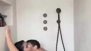 عاهرة عربية تتوسل لعمل إكس إكس إكس قاسي في الحمام