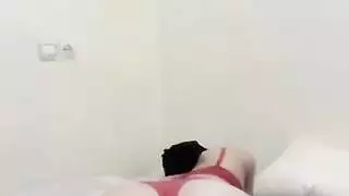 مشهد منفرد إباحي: فتاة عربية محجبة تلعب ببظرها وكسيها بشدة