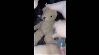 نجوم مشهورون في فيلم إباحي قاسي: أول مرة شرجي باستخدام دسارة زجاجية كبيرة الحجم