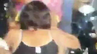 رجل عجوز محظوظ مع ثنائي مثير