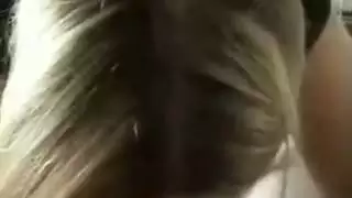 زوجة مثيرة تمنح متعة فموية مكثفة لمعجب محظوظ