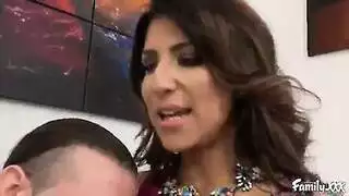 شهوة زوجة الأب تتحرر: ابتلاع المني بعد نيك جامح