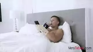 خبيرة قضبان تعرف كيف تجعله يقذف