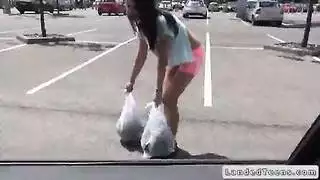 موعد غريب في السيارة: ميلف شهوانية تركب قضيبًا في المقعد الخلفي