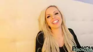 البنت تتوج عندما يتم نيكه