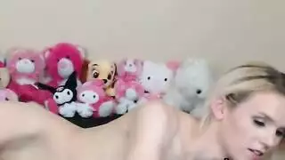 فتاة شقراء مغرية تُمارس الجنس بقوة مع رجلها في السرير