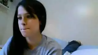 مراهقة سمراء مطيعة تحصل على قضيب صلب في فتحتها المشعرة