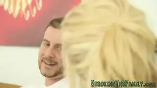 شقراء صغيرة تمتد وتُحشى فتحة شرجها