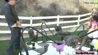 حركة إباحية مزدوجة قاسية مع فتاة سمراء مغرية من الخلف