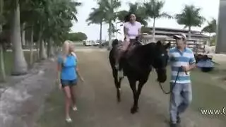 فتيات نيالا يُعاملن بخشونة في حفرة جنس ضبابية