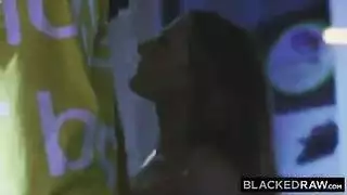 سكس عنيف: زب أسود كبير يضربها حتى الخضوع