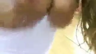 مشهد إباحي: فتاة عربية مثيرة تمص وتضاجع