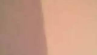 مراهقة شقراء يائسة تعبث بفرجها المبلل